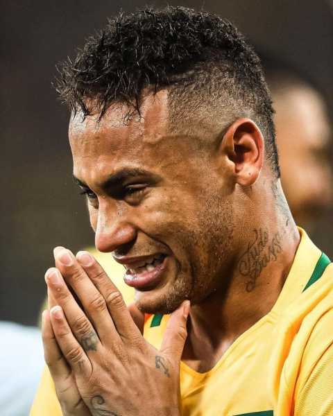 内马尔被踢后微笑是哪场？