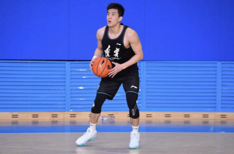 赵睿与郭艾伦身高对比：CBA后卫线“双子星”的身高数据与赛场影响