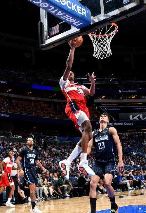 比尔·沃克：从NBA边缘人到篮球场上的励志传奇