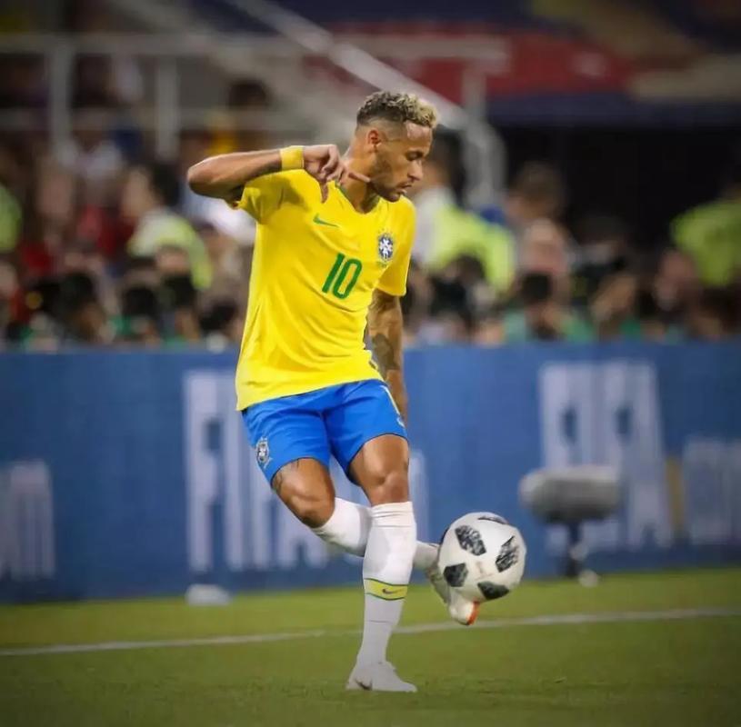 内马尔被踢后微笑是哪场？