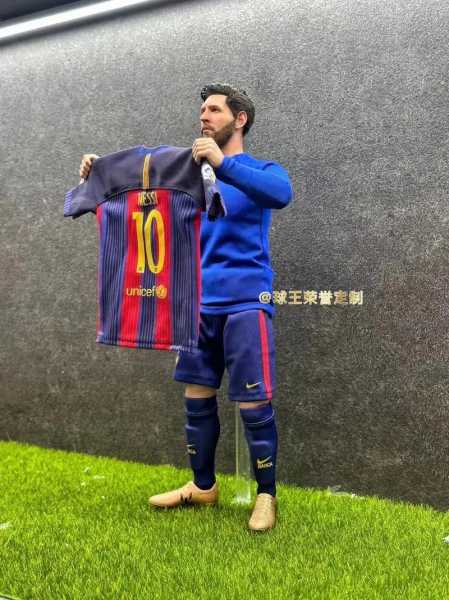 梅西举球衣是哪场比赛？