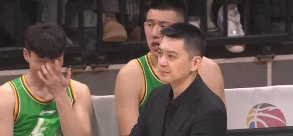 中国篮球队员杨鸣能否带领球队突破瓶颈？