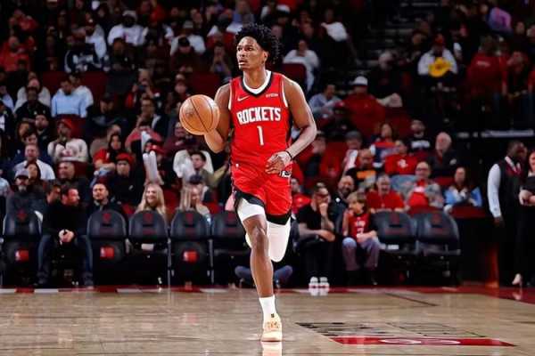 传球能力竟然相当不错，他才是最适合担任火箭先发控卫的球员