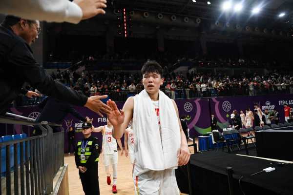 杨瀚森接受国内采访！分享一天行程，回应进步点，队友很照顾自己