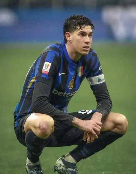 巴斯托尼遭满场嘘声，科拉罗夫在其下场后鼓励：你是冠军