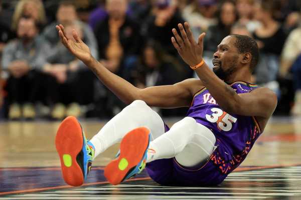 拒爆冷！火箭惨遭18分大逆转，杜兰特创NBA第3神迹，泰特重伤