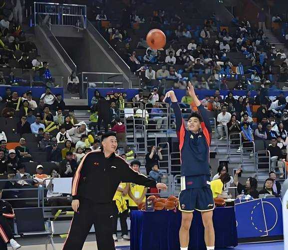 广东集结训练！杜锋朱芳雨发红包，萨林杰仍在，麦考尔崔永熙合练