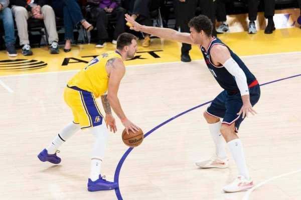 逆转失败！伦纳德31+5伤退，东契奇轰38+11，但老詹结局也已注定