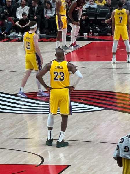 边线球失误险酿祸，詹姆斯13中5取13分3板11助，正负值全队最低