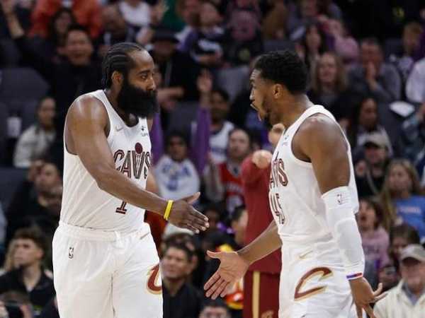 狂轰7连胜！骑士三杀黄蜂，哈登连创3大神迹，新秀登顶联盟第一