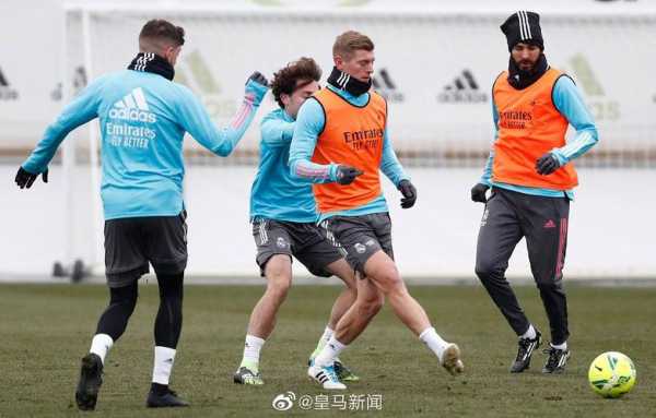 记者：赫伊森因比目鱼肌问题缺席合练，可能无缘出战奥萨苏纳