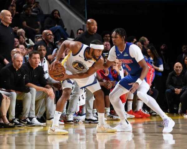 进攻效率实在是太离谱了！侧翼新星少扔几个黄蜂都未必输给火箭